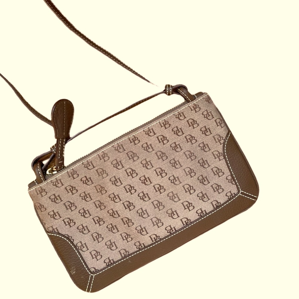 Dooney & Bourke shoulder bag. Like new.